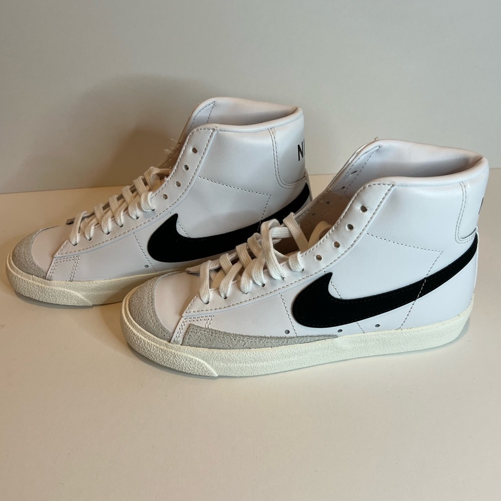 Nike Blazer Mid ‘77 in White and Black in Size 7 NIB